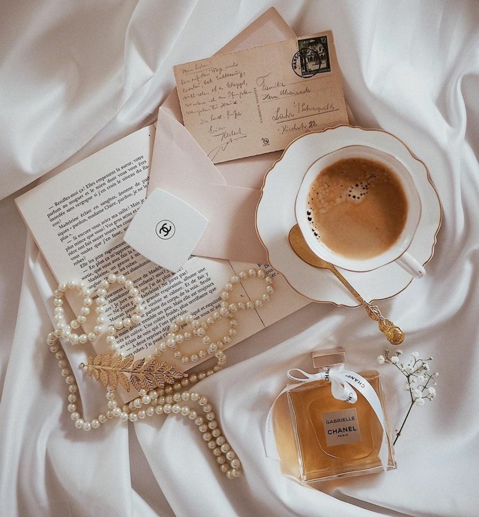 koffie, Chanel, sieraden en boek