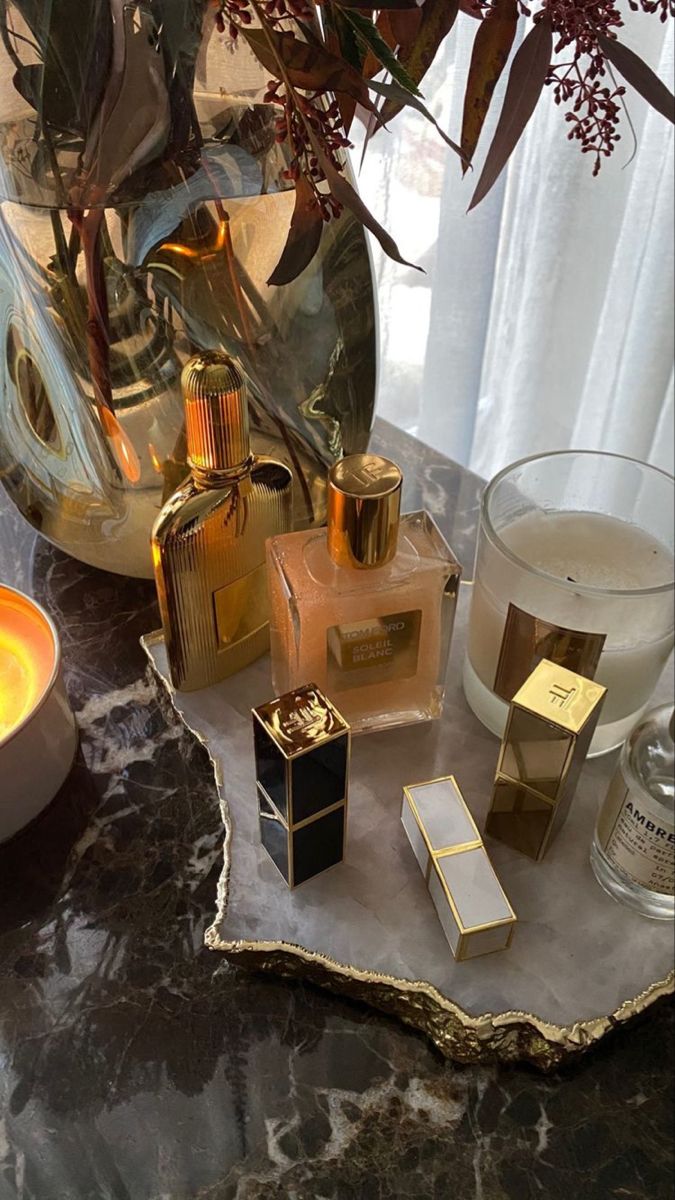 foto van make-up, kaars en parfum